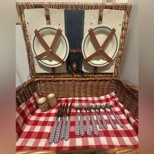 Rustic Brown Wicker Storage Bin with Handle